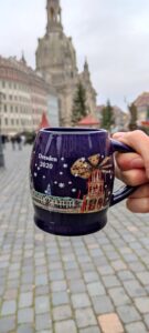 Taza de vino caliente en el mercado de Navidad de Dresde, Alemania