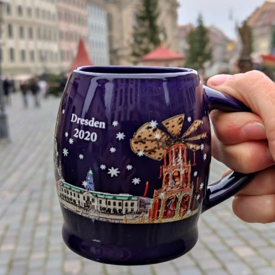 Taza de vino caliente en el mercado de Navidad de Dresde, Alemania