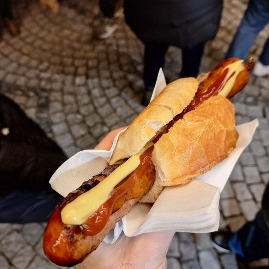 Bratwurst, salchicha alemana con mostaza